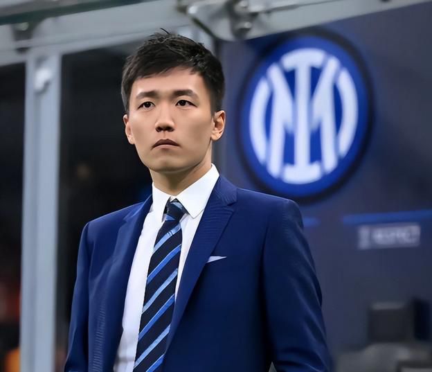 而六台记者Alex Silvestre报道称，菲利克斯在马竞主场外的铭牌已经被马竞球迷破坏，铭牌被故意踩踏，人们往上面吐口水和扔垃圾以泄愤。